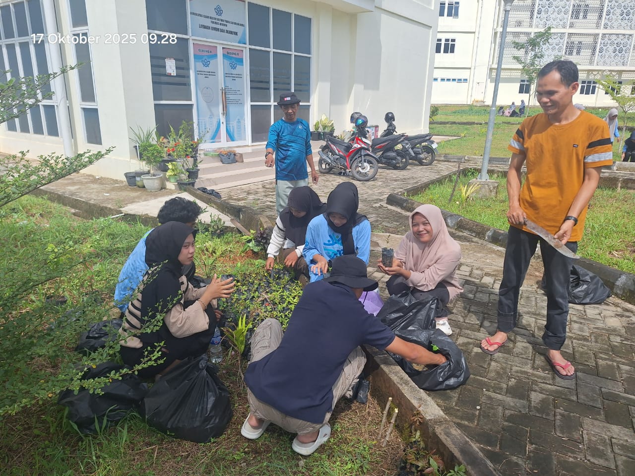 Fakultas Dakwah Gelar Aksi “One Man One Tree”, Tanam 100 Pohon untuk Kurangi Dampak Perubahan Iklim